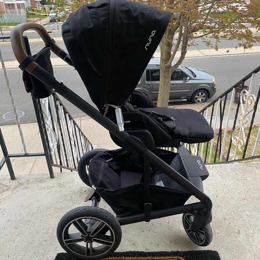 Black with brown leather handle Nuna Mixx
